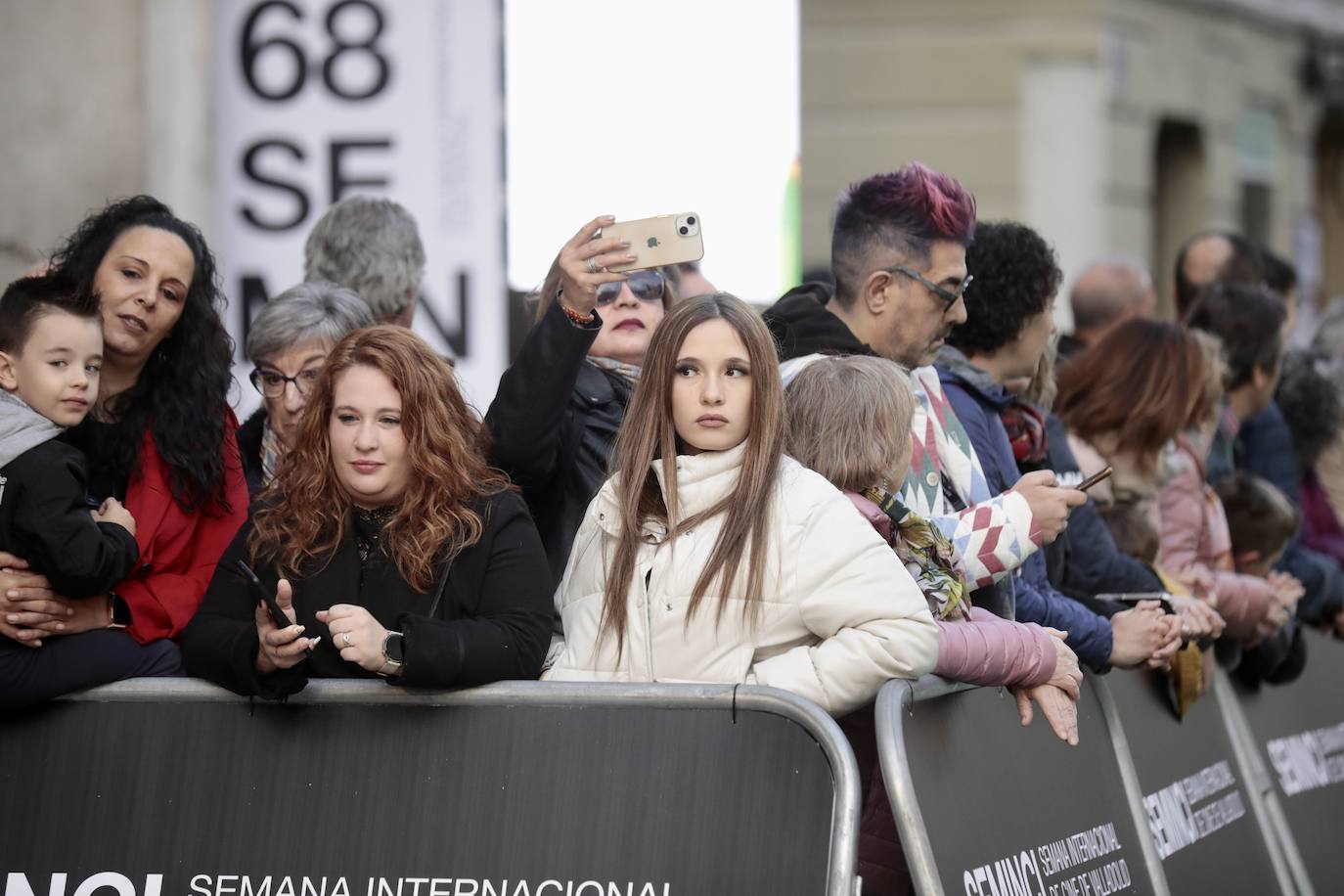 Público asistente a la alfombra verde