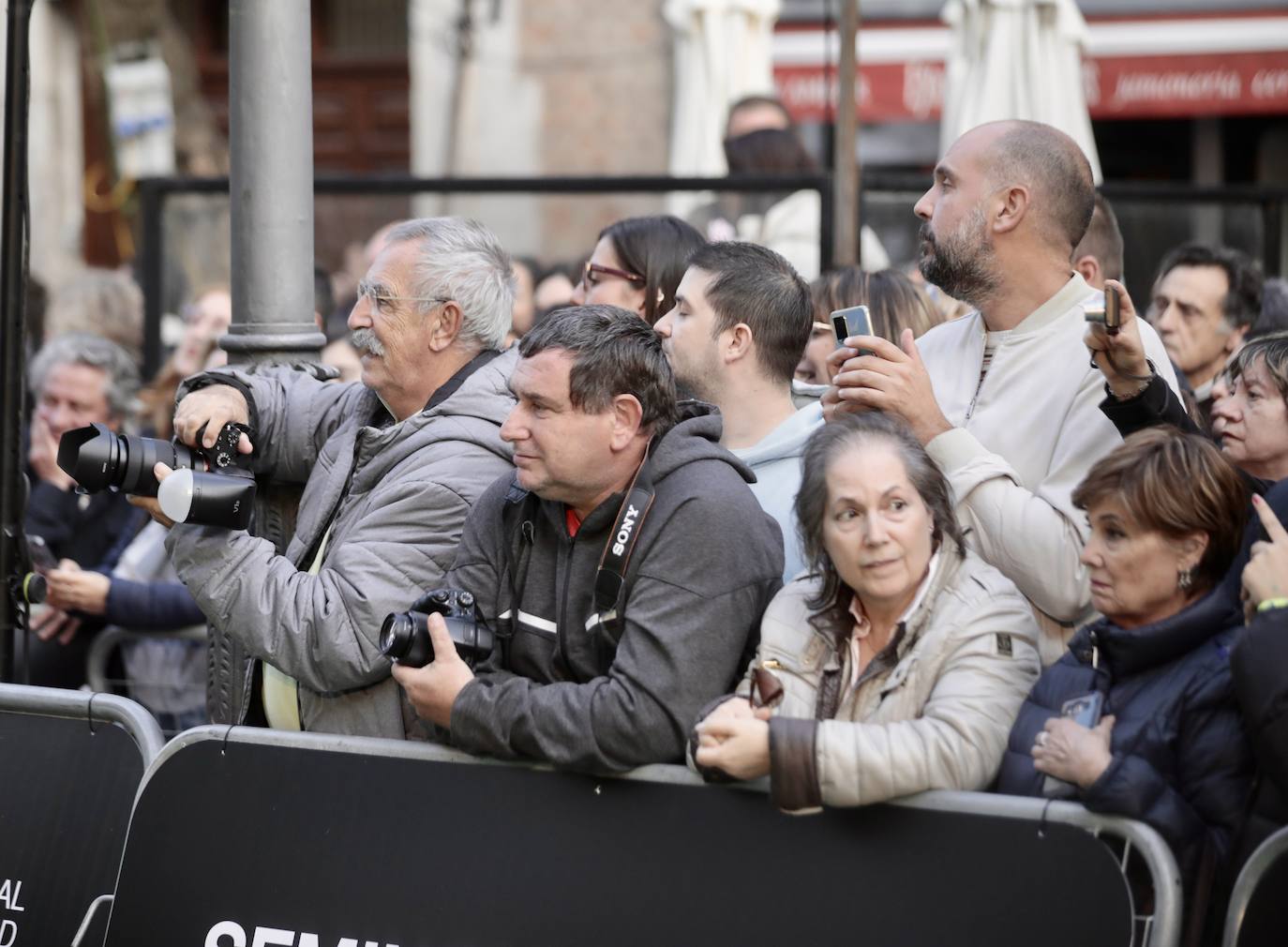 Público asistente a la alfombra verde