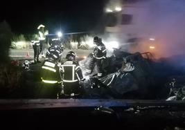 Los Bomberos intervienen tras el accidente mortal, en la madrugada de este sábado.