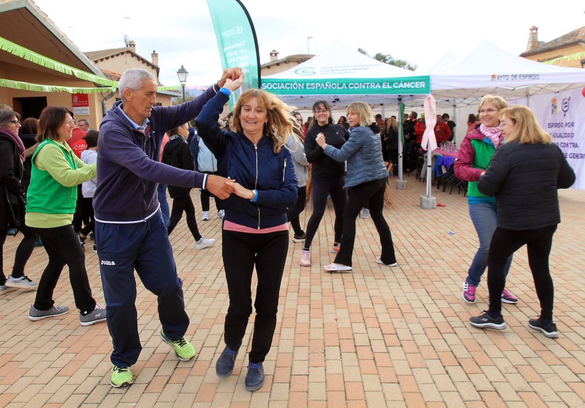 Varias personas participan en la clase magistral de baile con carácter solidario.