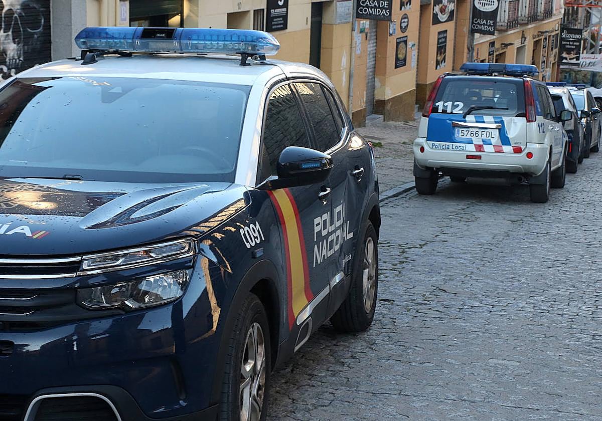 Imagen de archivo de vehículos de la Policía Nacional y Policía Local de Segovia.