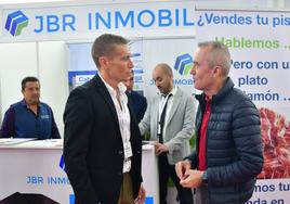 Javier Blanco, de JBR Inmobiliaria, charla con el concejal de Urbanismo, Ignacio Zarandona, delante de su stand.