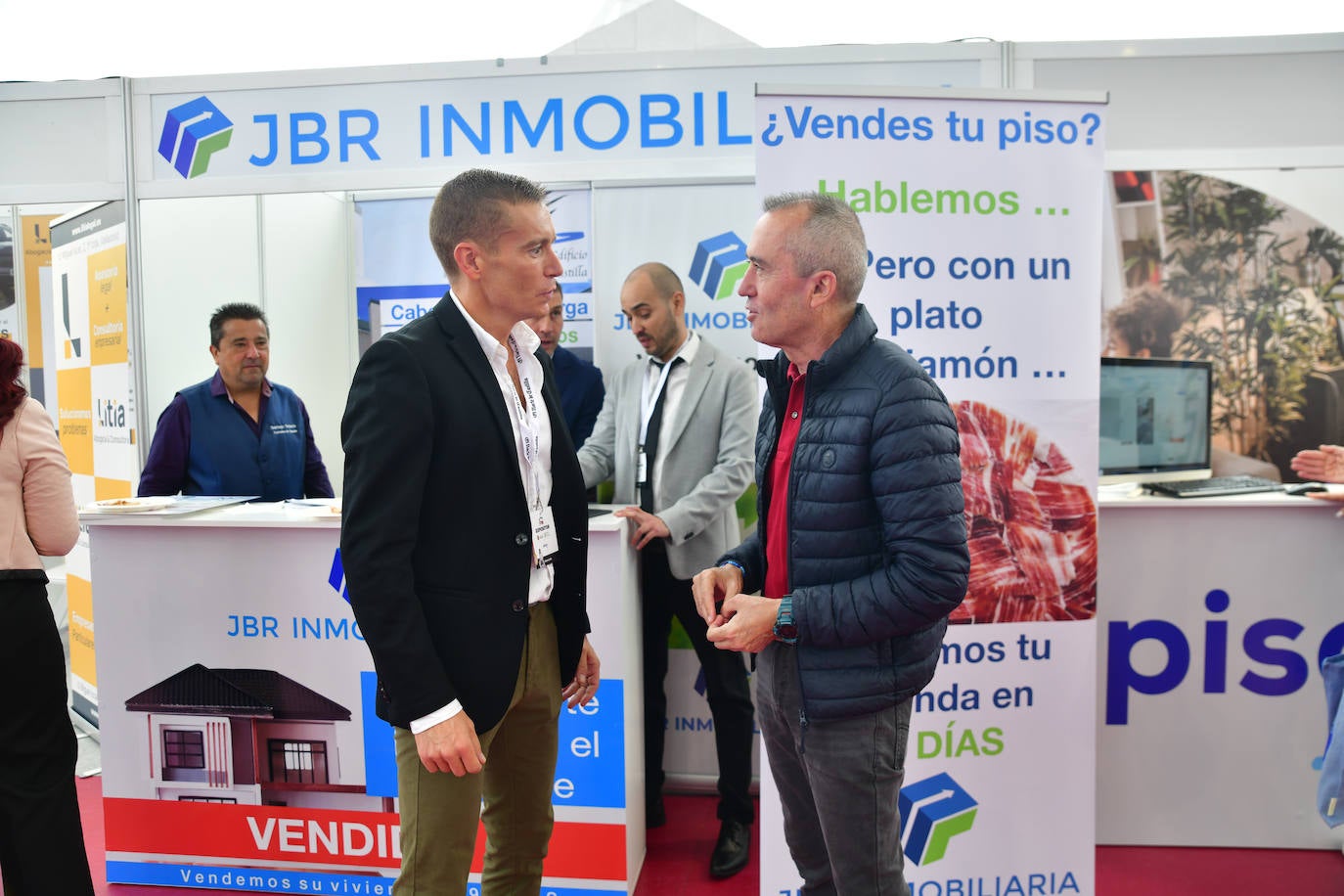 Javier Blanco, de JBR Inmobiliaria, charla con el concejal de Urbanismo, Ignacio Zarandona, delante de su stand.