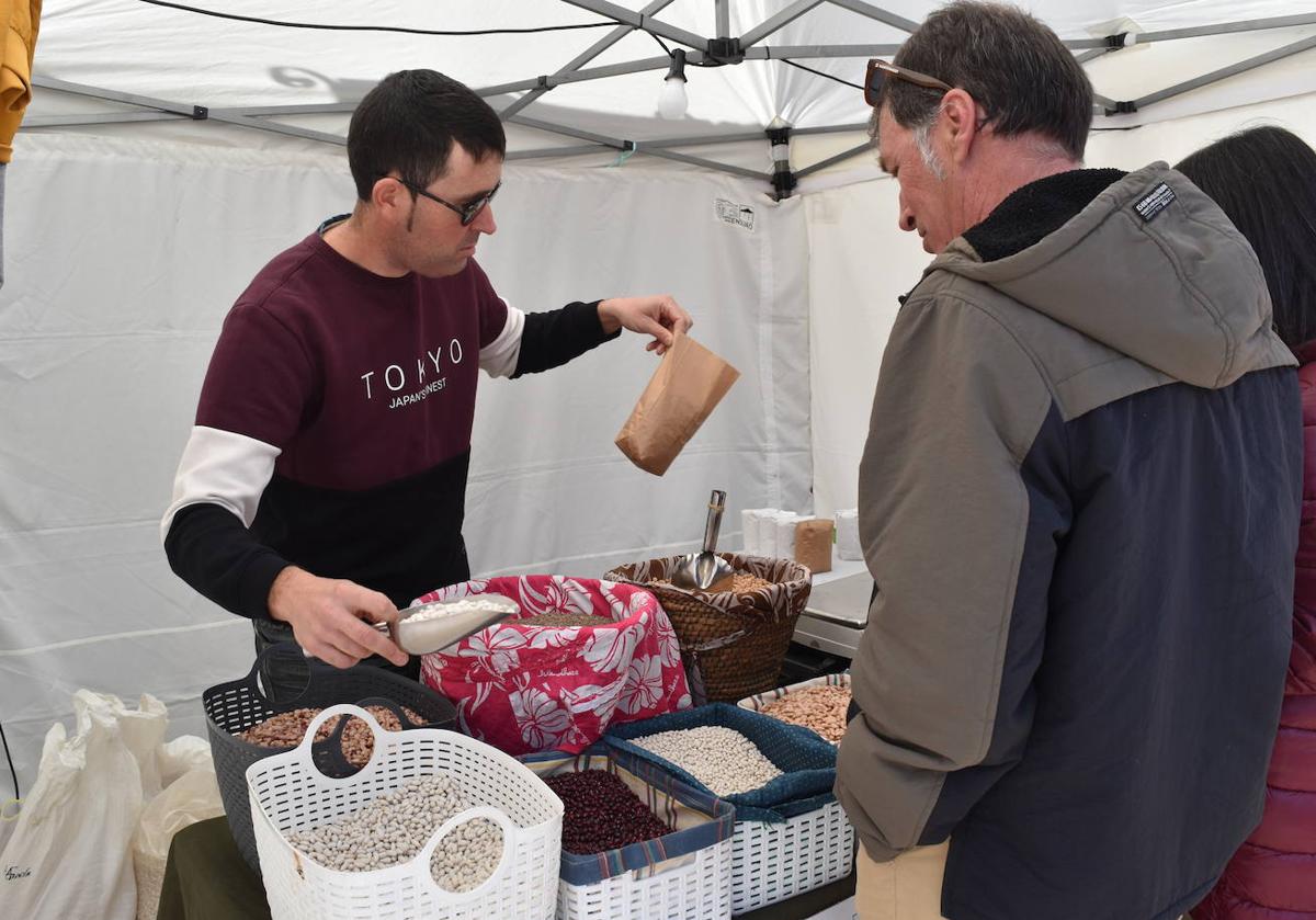 Venta de alubias de Saldaña en uno de los diversos expositores de la feria.