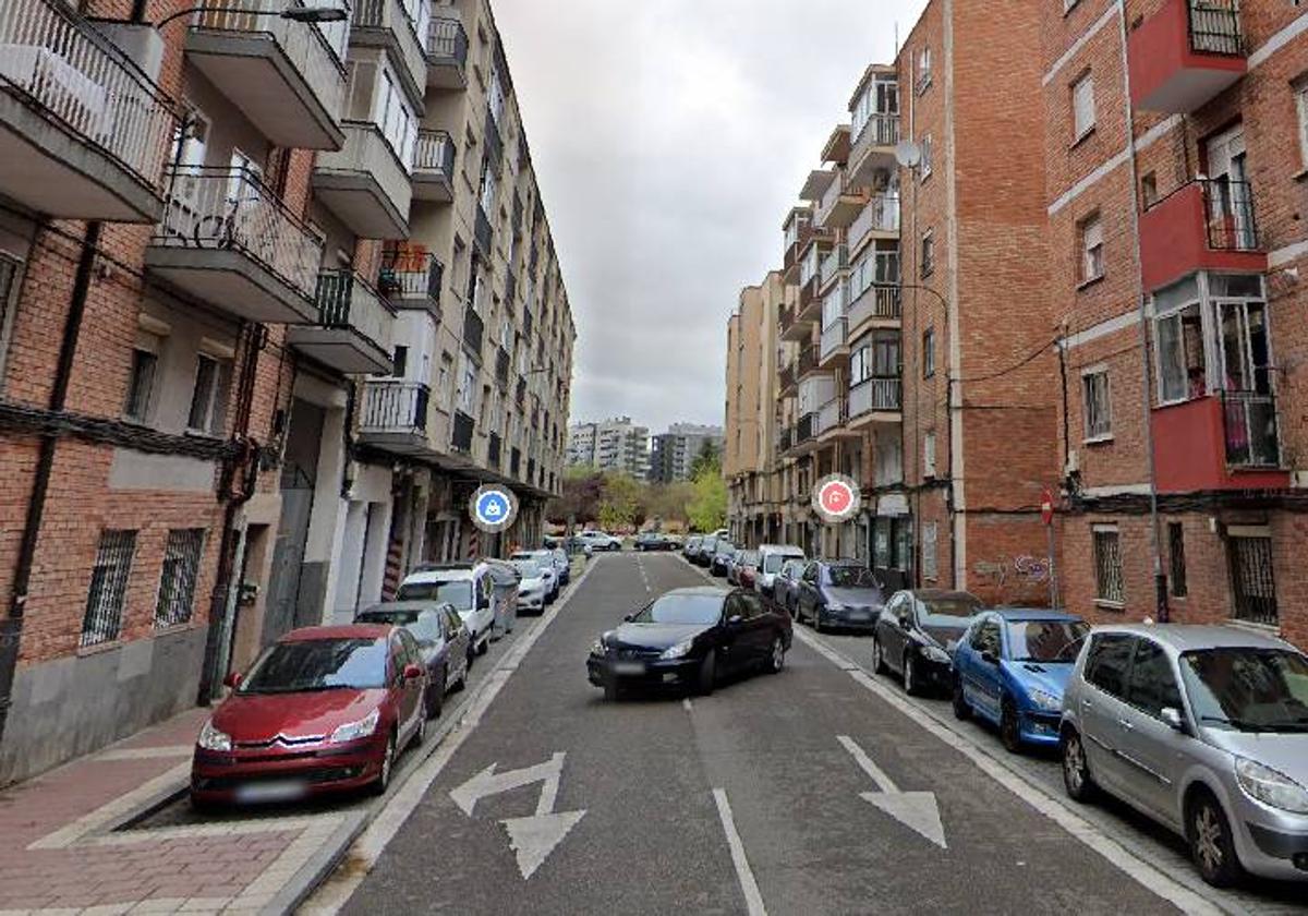 Calle Hornija de Valladolid, donde reside la anciana que sufrió la caída.