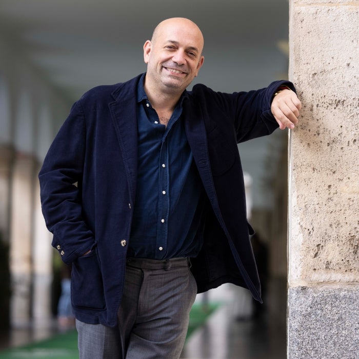 Antonio Méndez Esparza, director de 'Que nadie duerma': «Frente a la ficción del cine, la realidad tiene que gritar que existe»