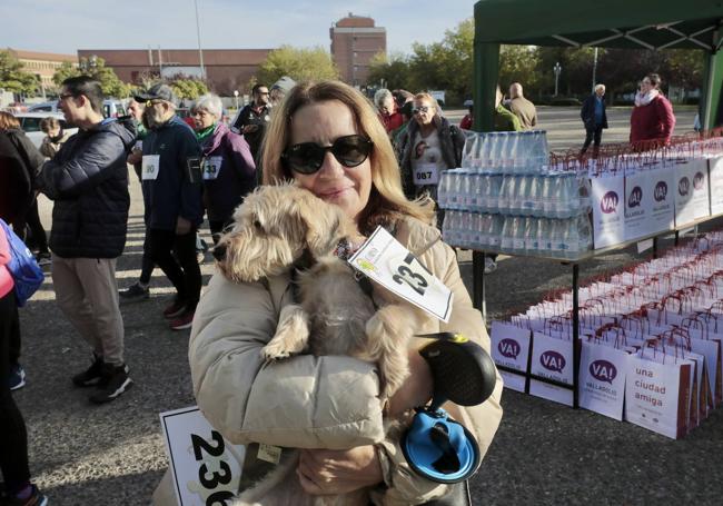 Una participante con su mascota.