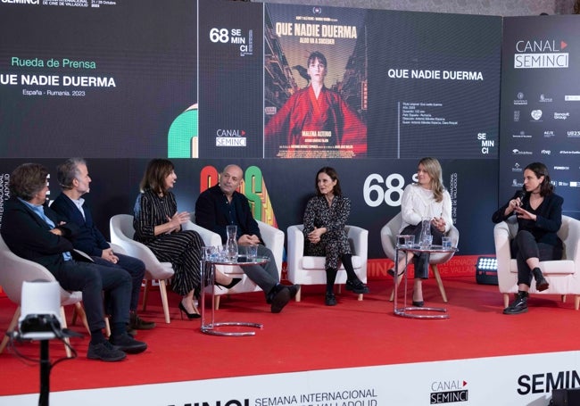 Un momento en la rueda de prensa de la presentación de 'Que nadie duerma', con parte del equipo técnico y artístico.