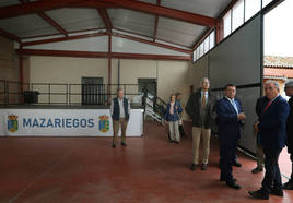 Visita del consejero de Presidencia a la nueva nave de Mazariegos.