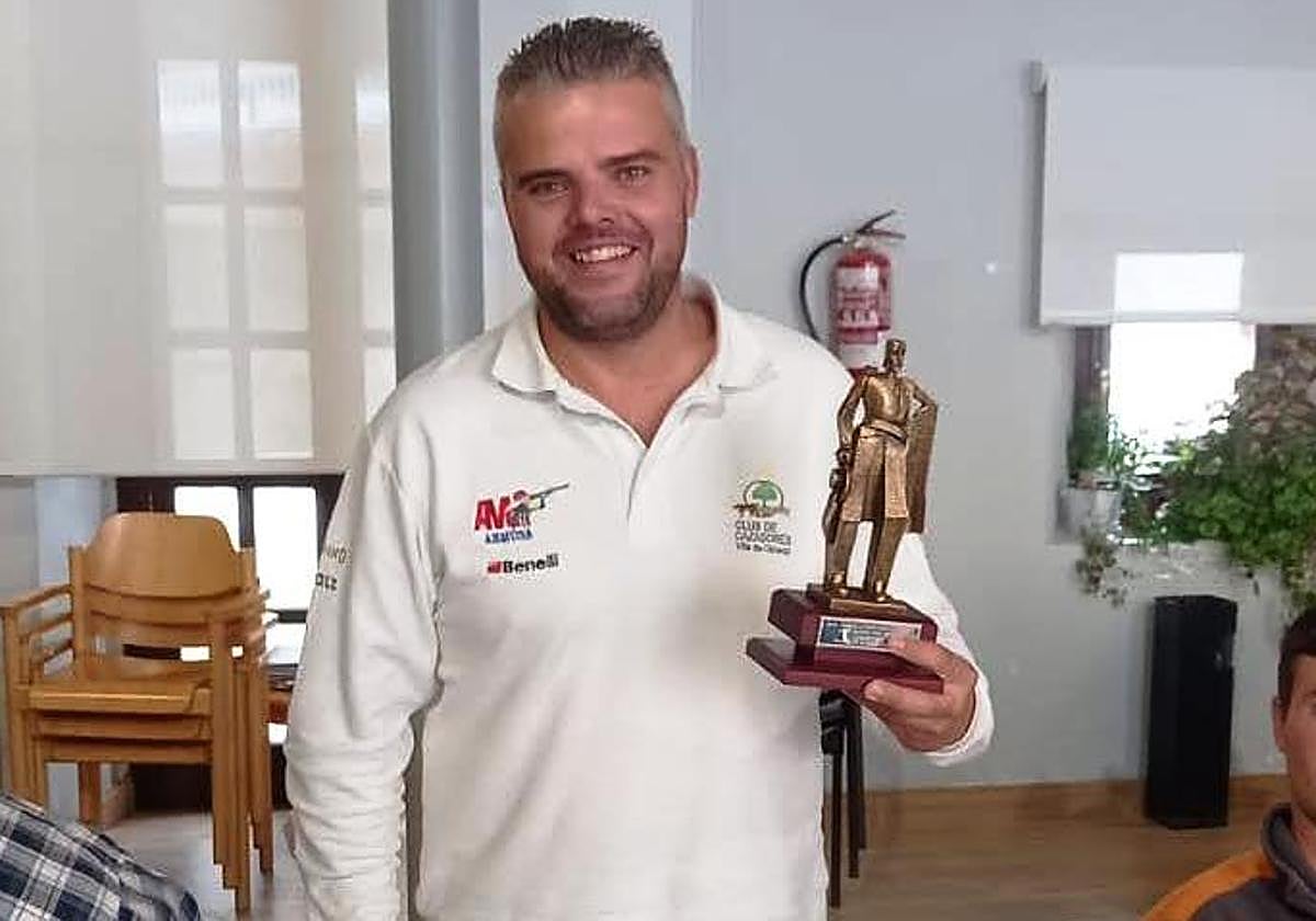 Alberto Vegas recibe el trofeo de ganador del campeonato.