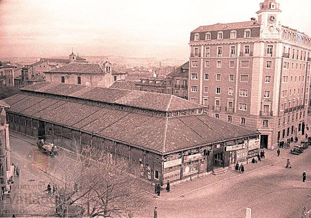 Mercado del Campillo de la plaza de España, que fue desmontado en 1957.