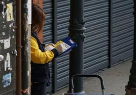 Una trabajadora de Correos.