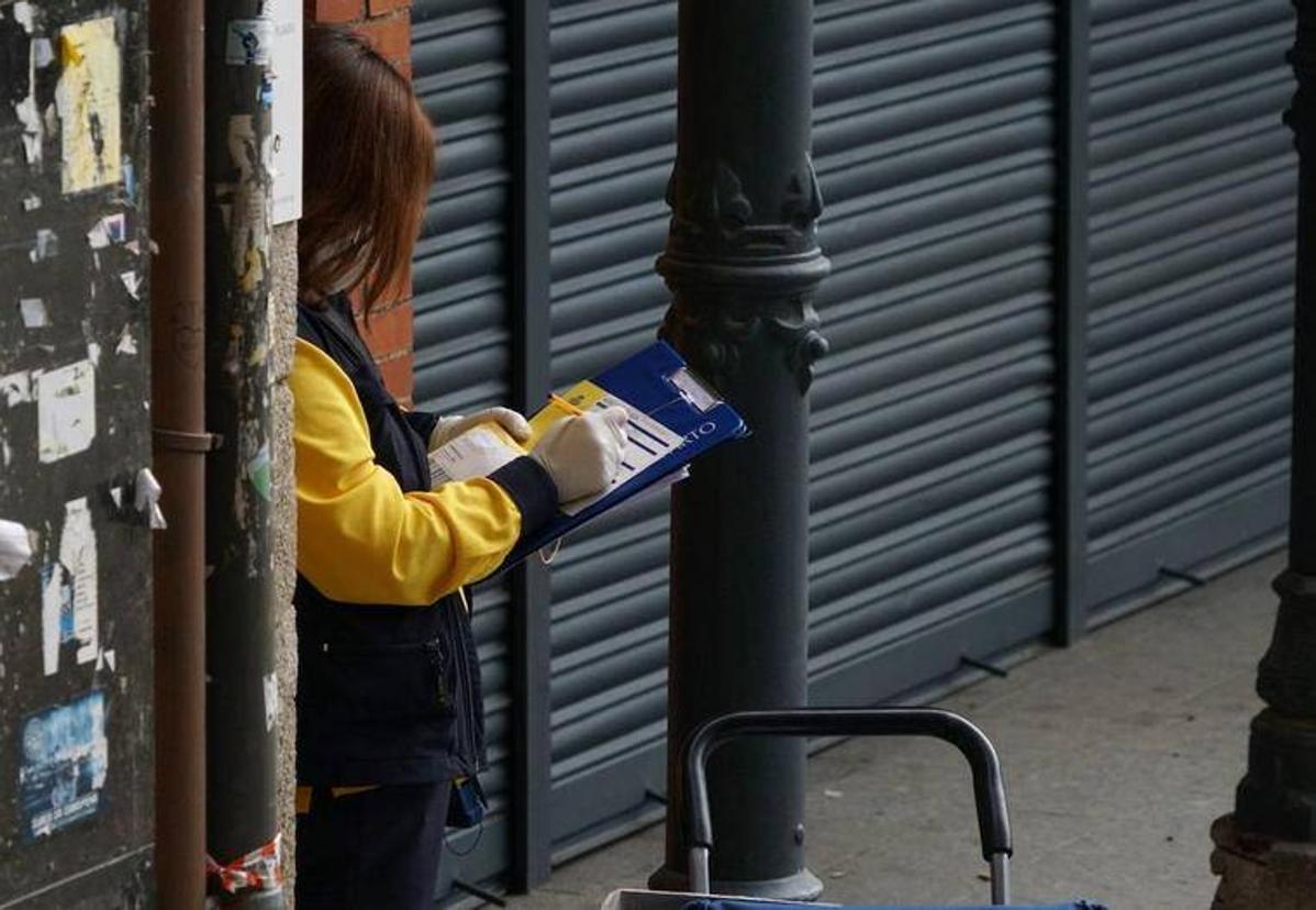 Una trabajadora de Correos.