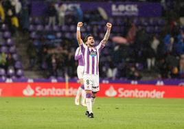 Monchu celebra la victroria desde el centro del campo.