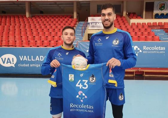 Nicolo D'Antino y José de Toledo posan con la camiseta del Recoletas.