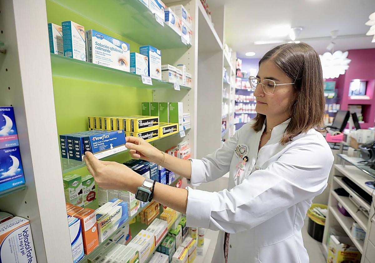 Una farmacéutica de Parquesol, con test de covid y gripe.