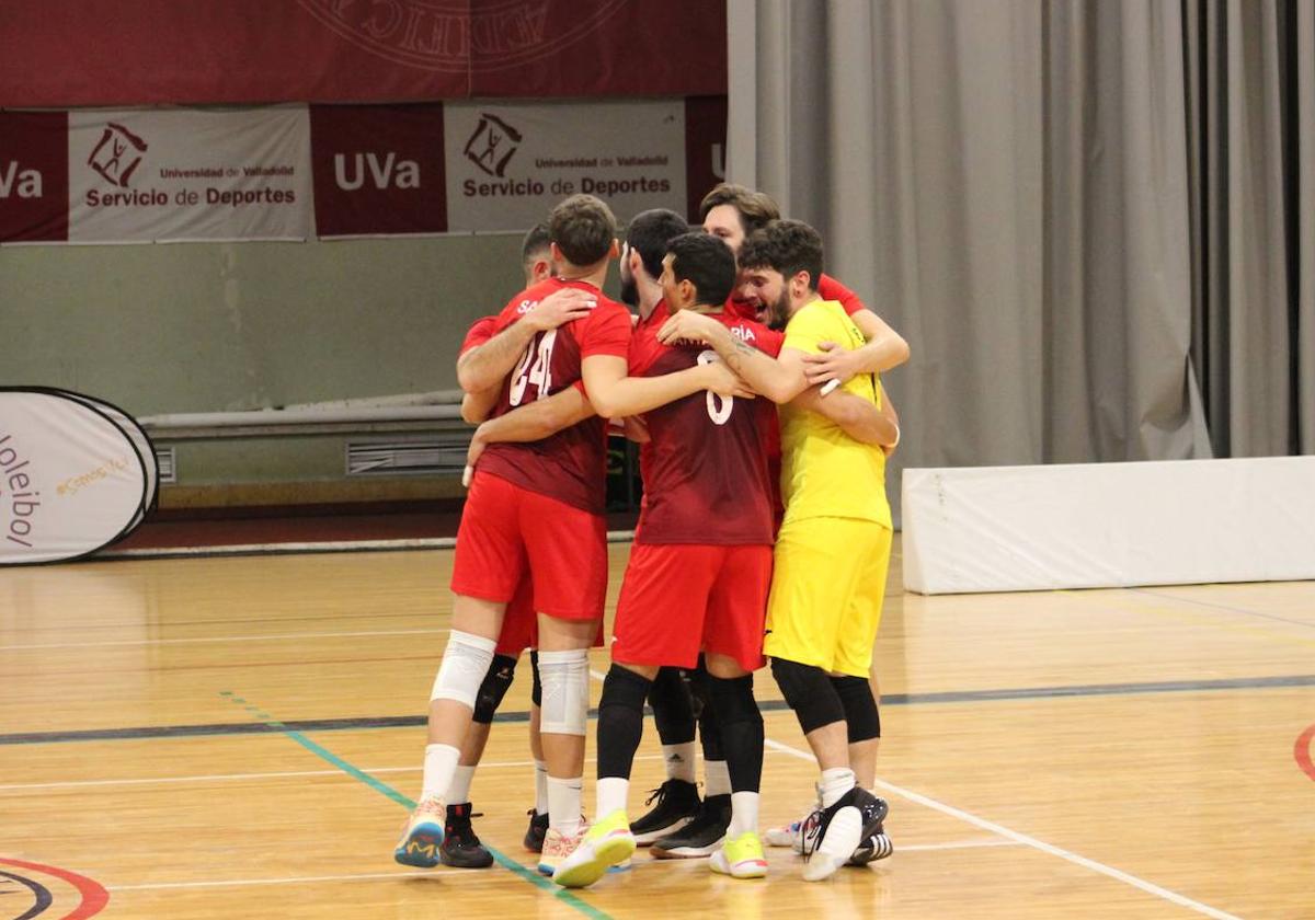 Los jugadores del Universidad de Valladolid VCV se abrazan tras la victoria.