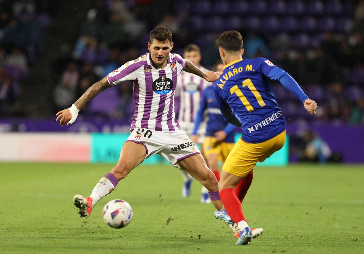 Stanko Juric trata de cortar el pase de Álvaro Martín durante el Real Valladolid-FC Andorra del pasado domingo en Zorrilla