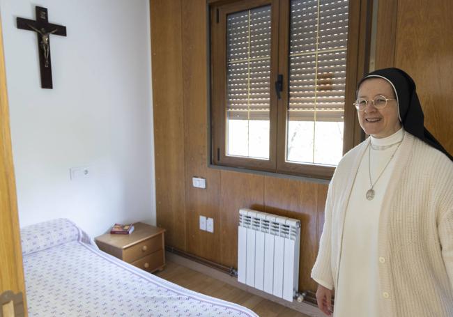 La madre Nuria, en una de las habitaciones de la hospedería.