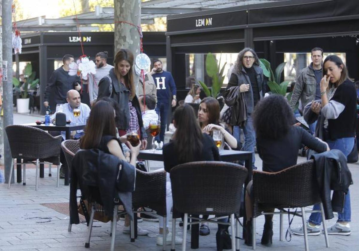 Terrazas en el paseo del Salón.