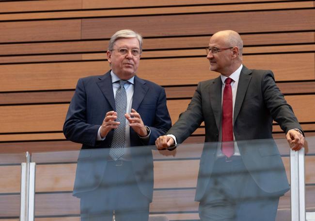 Luis Fuentes, acompañado del popular José Manuel Fernández Santiago, el pasado 3 de octubre de visita en las Cortes para seguir el Debate sobre el Estado de la Comunidad.