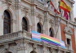 Pancarta en el balcón del Ayuntamiento de Valladolid con motivo del Día del Orgullo, en una imagen de archivo.