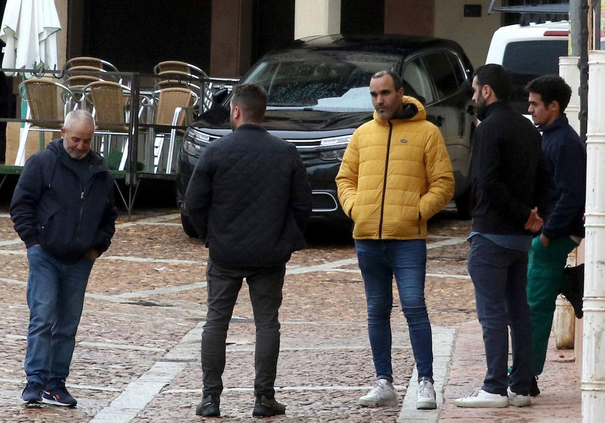 Amigos y vecinos del pueblo arropan a Ibrahim, viudo de Mouna y padre de los niños (en la foto, con el plumas amarillo).