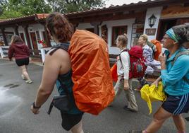 Un grupo de peregrinas llega a un albergue del Camino de Santiago.