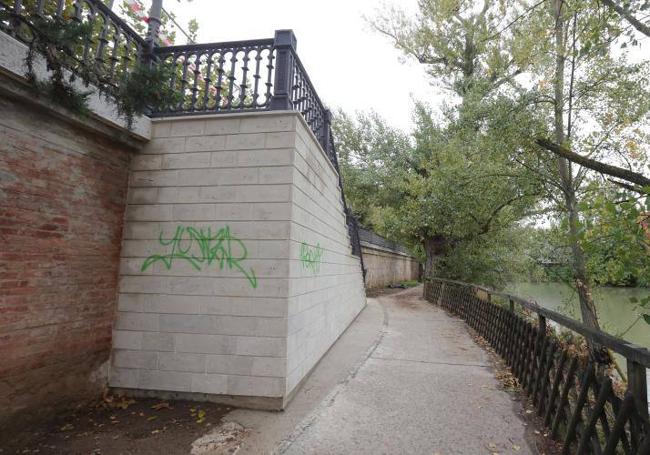 Firmas que arruinan la restauración de una de las escaleras.