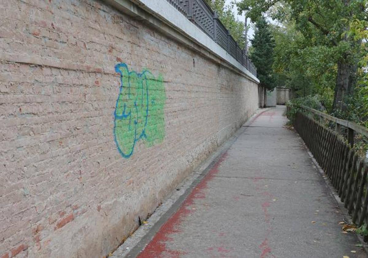 Pintada que ha aparecido en la parte del muro restaurada.