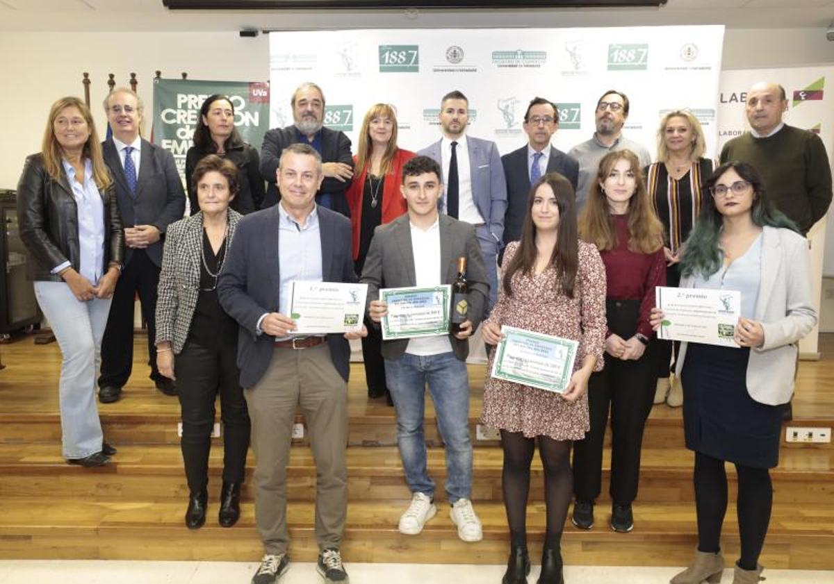 Imagen principal - Los finalistas del premio Creación de Empresas posan con el jurado. 