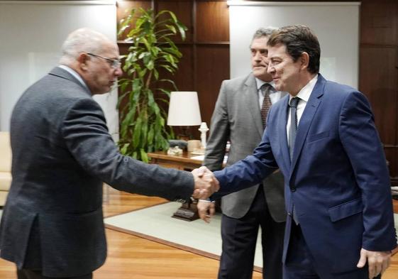 El presidente Mañueco saluda a su exvicepresidente, Francisco Igea, al inicio de la reunión en la Junta.