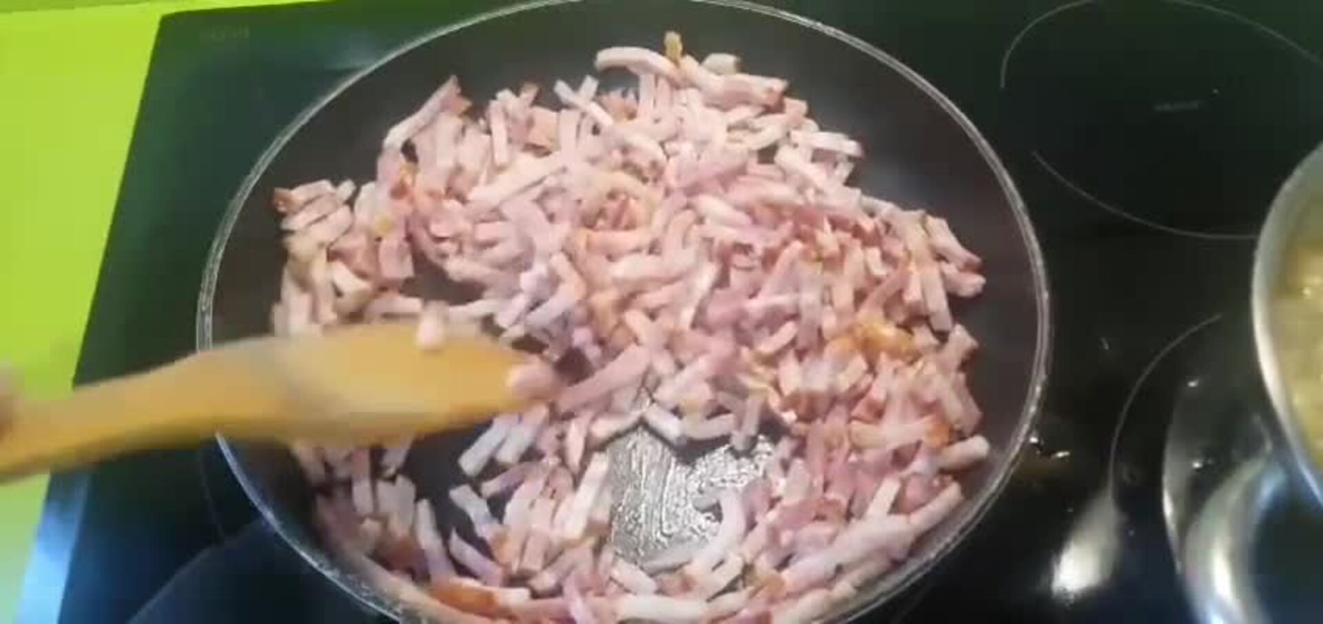 Receta de espaguetis carbonara con bacon, nata y un toque de queso