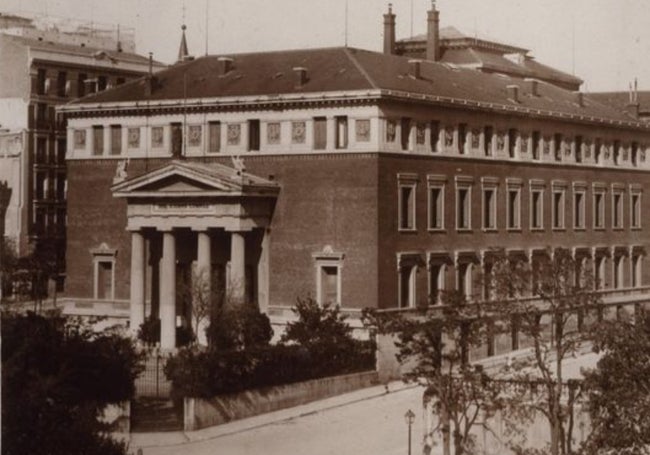 Fotografía antigua de la sede de la Real Academia de la Lengua.