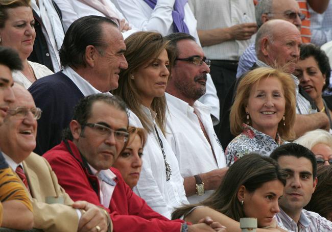 El empresario, con su mujer, el periodista Carlos Herrera y Celinda Sánchez, en los toros en 2008.