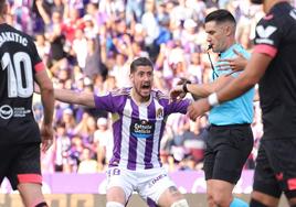 Escudero protesta el pitido de Ortiz Arias que anuló un gol del Real Valladolid ante el Sevilla la temporada pasada.