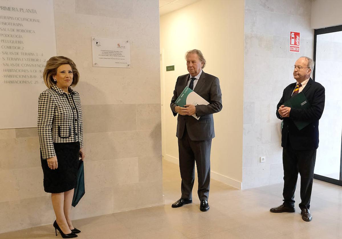 La gerente de Sacyl, Violeta Martínez pindado, descubre la placa de inauguración junto al presidente del Grupo Casaverde, Alberto Giménez y al director de comunicación del grupo, Julio García.