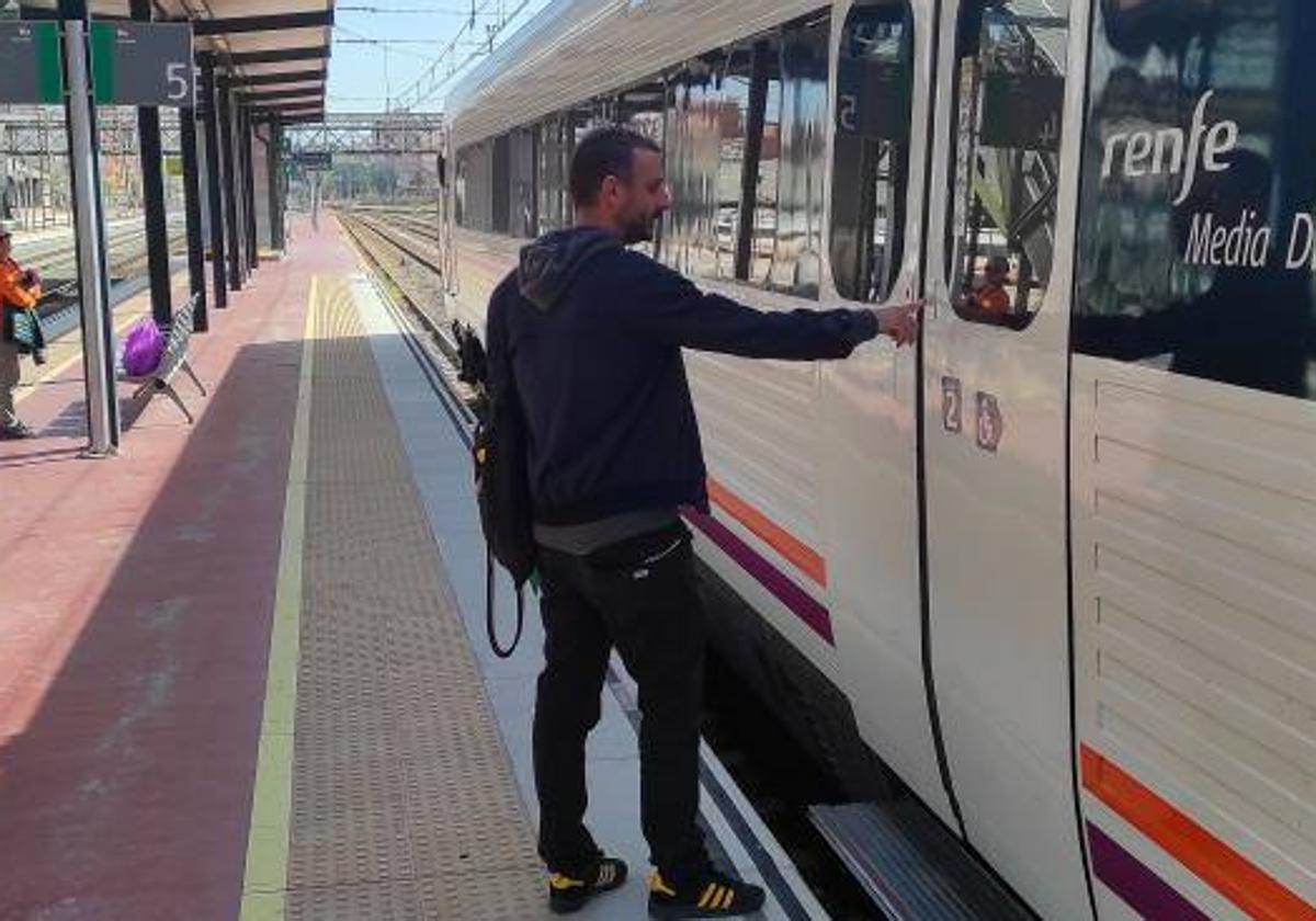 Un pasajero a punto de subirse a un tren en la estación Campo Grande de Valladolid.