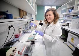 Lara Sanoguera, en un laboratorio del Instituto de Biomedicina y Genética Molecular de Valladolid (IBGM).