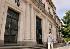 Entrada a la Audiencia de Valladolid.