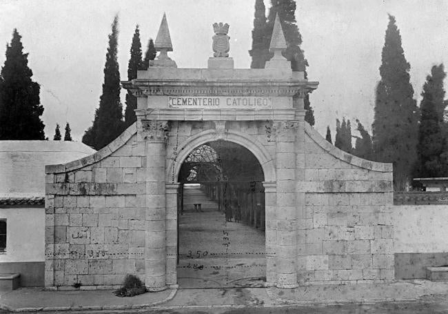 Entrada al cementerio de El Carmen, con la antigua leyenda de 'cementerio católico'.