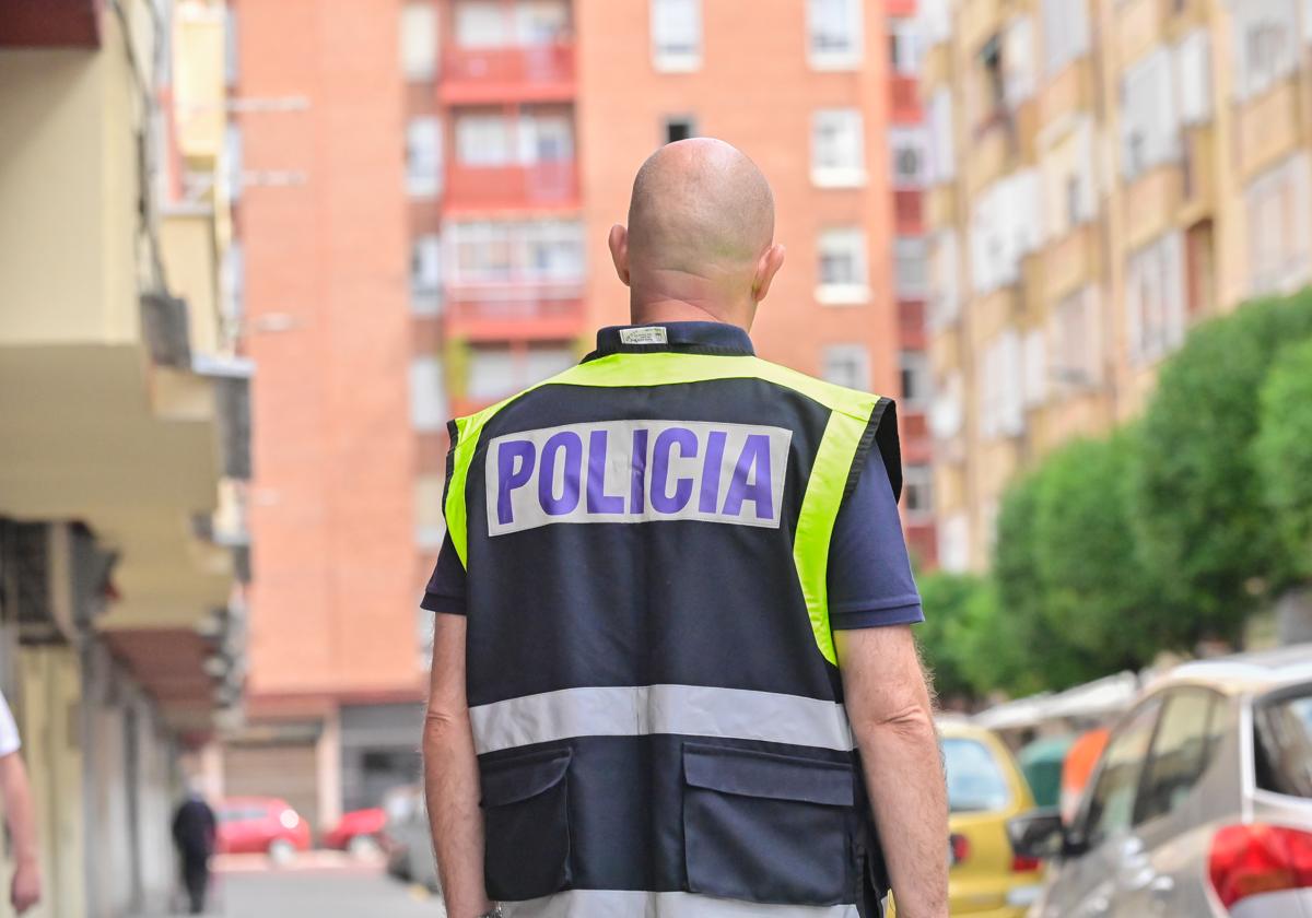 Un agente de policía, de espaldas en una calle de Valladolid.