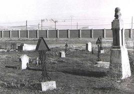 El cementerio civil, recién derribadas la tapias que lo cerraban (las del fondo son la del ferrocarril), en 1972.