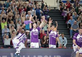 Nwogbo, Royo y García Abril celebran un triple en el último partido en Pisuerga.