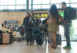 Pasajeros en el aeropuerto de Villanubla.