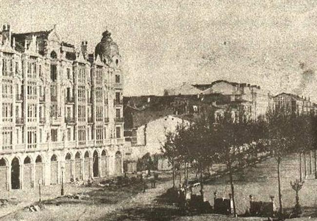 La Casa Mantilla y la Acera de Recoletos en 1900.