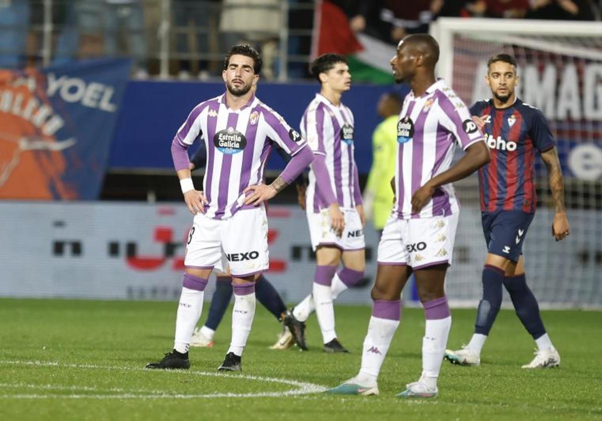 Los jugadores del Real Valladolid se lamentan tras uno de los cinco goles del Eibar.