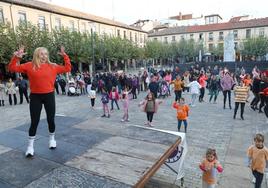 Carmen Blanco dirige la clase de Zumba desde el escenario, este viernes en la Plaza Mayor.