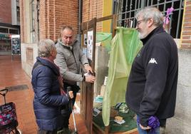 El 'sintecho' Gabriel Rodríguez, Carmen Arias y el educador de Cáritas Paco Burón.