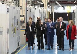 El presidente Mañueco, durante su visita a las instalaciones de la empresa Antolín en Burgos.